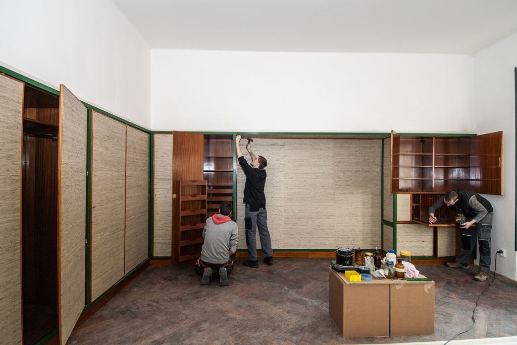 Plzeň nechala loni zrestaurovat ložnici navrženou světoznámým architektem Adolfem Loosem v domě Plachého 6. Objekt patřil plzeňské židovské rodině Hirschových, u nichž architekt získal vůbec svou první plzeňskou zakázku. Při opravách nábytku kladli experti velký důraz na autenticitu a zachování jednotlivých prvků. U historické tapety strhané v minulosti z vestavěných skříní museli ale použít tapetu novou, barvou a typem vláken obdobnou, dodavatel ji přivezl až z Tichomoří.