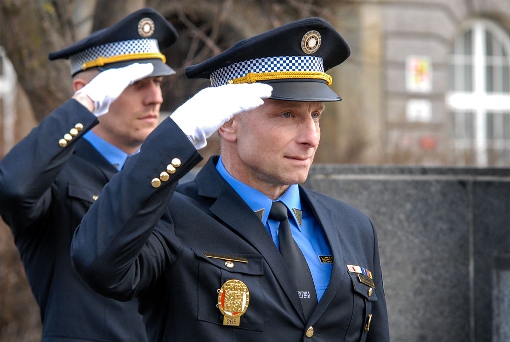 Plzeň uctila památku prvního československého prezidenta Tomáše Garrigua Masaryka, vzpomínkovým aktem si v pondělí odpoledne připomněla 166. výročí jeho narození. Zástupci Plzeňského kraje, města Plzně, Západočeské univerzity, policie i dalších subjektů položili věnce u Památníku národního osvobození na plzeňském náměstí pojmenovaném po tomto významném politikovi, pedagogovi a filozofovi. (foto: 7.3.2016)