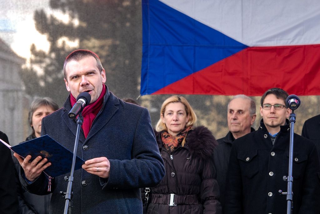 Plzeň uctila památku prvního československého prezidenta Tomáše Garrigua Masaryka, vzpomínkovým aktem si v pondělí odpoledne připomněla 166. výročí jeho narození. Zástupci Plzeňského kraje, města Plzně, Západočeské univerzity, policie i dalších subjektů položili věnce u Památníku národního osvobození na plzeňském náměstí pojmenovaném po tomto významném politikovi, pedagogovi a filozofovi. (foto: 7.3.2016)