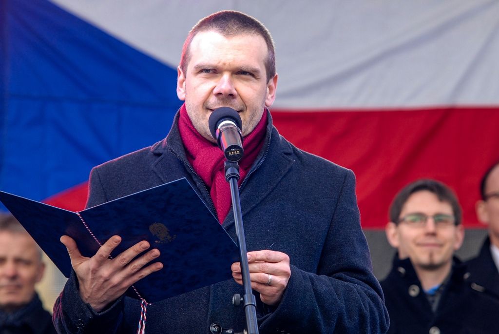 Plzeň uctila památku prvního československého prezidenta Tomáše Garrigua Masaryka, vzpomínkovým aktem si v pondělí odpoledne připomněla 166. výročí jeho narození. Zástupci Plzeňského kraje, města Plzně, Západočeské univerzity, policie i dalších subjektů položili věnce u Památníku národního osvobození na plzeňském náměstí pojmenovaném po tomto významném politikovi, pedagogovi a filozofovi. (foto: 7.3.2016)