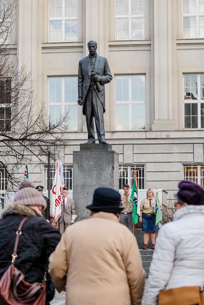 Plzeň uctila památku prvního československého prezidenta Tomáše Garrigua Masaryka, vzpomínkovým aktem si v pondělí odpoledne připomněla 166. výročí jeho narození. Zástupci Plzeňského kraje, města Plzně, Západočeské univerzity, policie i dalších subjektů položili věnce u Památníku národního osvobození na plzeňském náměstí pojmenovaném po tomto významném politikovi, pedagogovi a filozofovi. (foto: 7.3.2016)