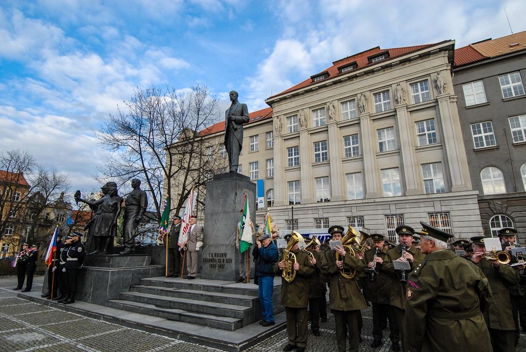 Plzeň uctila památku prvního československého prezidenta Tomáše Garrigua Masaryka, vzpomínkovým aktem si v pondělí odpoledne připomněla 166. výročí jeho narození. Zástupci Plzeňského kraje, města Plzně, Západočeské univerzity, policie i dalších subjektů položili věnce u Památníku národního osvobození na plzeňském náměstí pojmenovaném po tomto významném politikovi, pedagogovi a filozofovi. (foto: 7.3.2016)