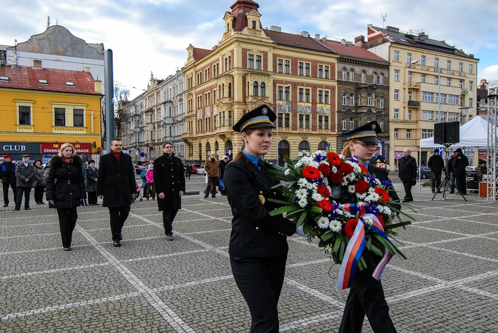 Plzeň uctila památku prvního československého prezidenta Tomáše Garrigua Masaryka, vzpomínkovým aktem si v pondělí odpoledne připomněla 166. výročí jeho narození. Zástupci Plzeňského kraje, města Plzně, Západočeské univerzity, policie i dalších subjektů položili věnce u Památníku národního osvobození na plzeňském náměstí pojmenovaném po tomto významném politikovi, pedagogovi a filozofovi. (foto: 7.3.2016)