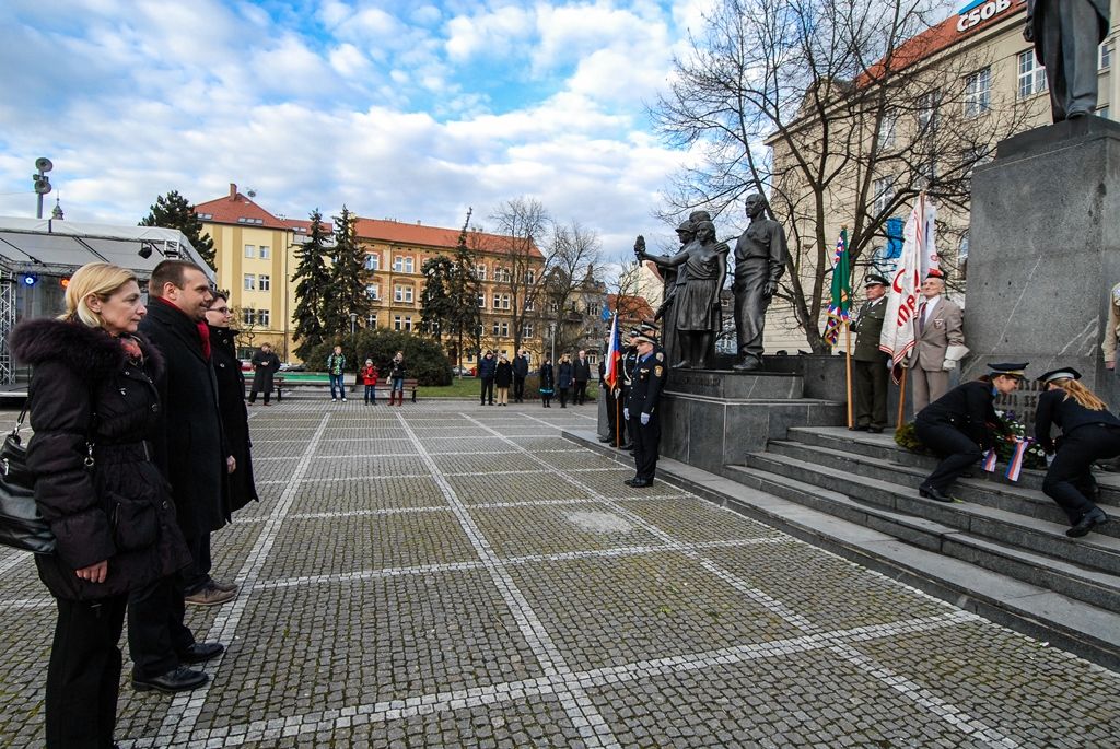 Plzeň uctila památku prvního československého prezidenta Tomáše Garrigua Masaryka, vzpomínkovým aktem si v pondělí odpoledne připomněla 166. výročí jeho narození. Zástupci Plzeňského kraje, města Plzně, Západočeské univerzity, policie i dalších subjektů položili věnce u Památníku národního osvobození na plzeňském náměstí pojmenovaném po tomto významném politikovi, pedagogovi a filozofovi. (foto: 7.3.2016)