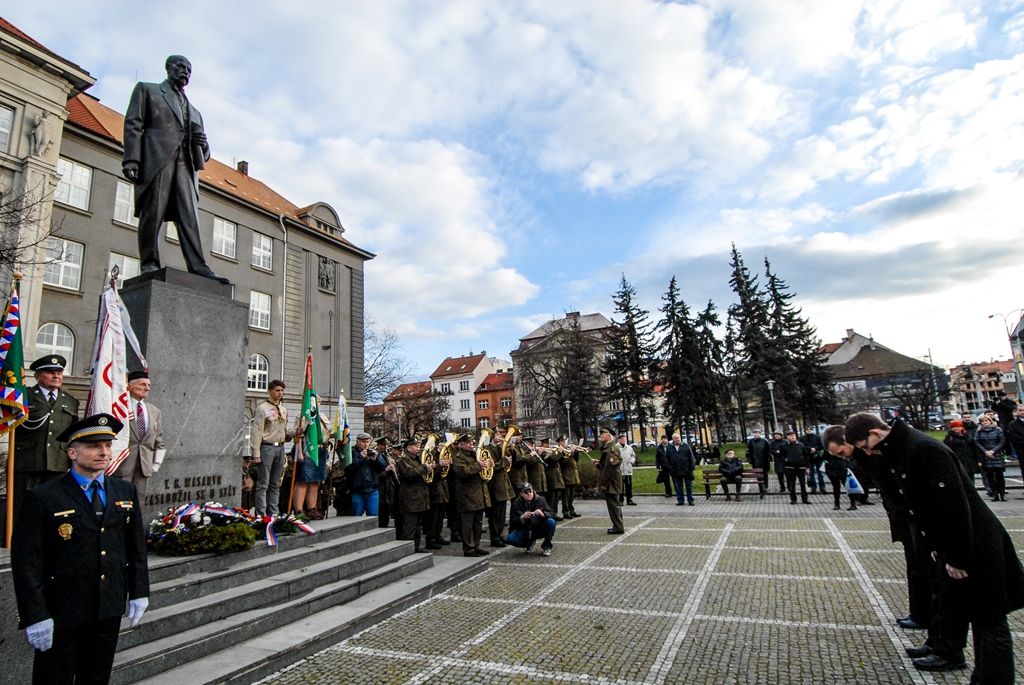 Plzeň uctila památku prvního československého prezidenta Tomáše Garrigua Masaryka, vzpomínkovým aktem si v pondělí odpoledne připomněla 166. výročí jeho narození. Zástupci Plzeňského kraje, města Plzně, Západočeské univerzity, policie i dalších subjektů položili věnce u Památníku národního osvobození na plzeňském náměstí pojmenovaném po tomto významném politikovi, pedagogovi a filozofovi. (foto: 7.3.2016)