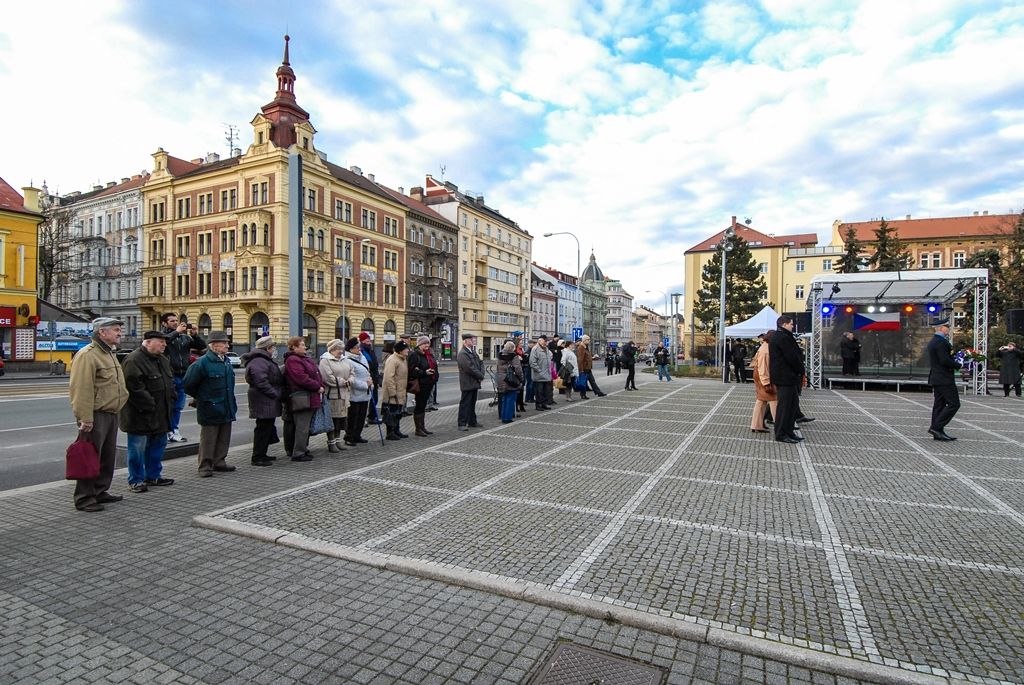 Plzeň uctila památku prvního československého prezidenta Tomáše Garrigua Masaryka, vzpomínkovým aktem si v pondělí odpoledne připomněla 166. výročí jeho narození. Zástupci Plzeňského kraje, města Plzně, Západočeské univerzity, policie i dalších subjektů položili věnce u Památníku národního osvobození na plzeňském náměstí pojmenovaném po tomto významném politikovi, pedagogovi a filozofovi. (foto: 7.3.2016)