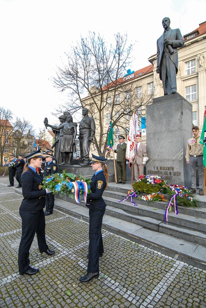 Plzeň uctila památku prvního československého prezidenta Tomáše Garrigua Masaryka, vzpomínkovým aktem si v pondělí odpoledne připomněla 166. výročí jeho narození. Zástupci Plzeňského kraje, města Plzně, Západočeské univerzity, policie i dalších subjektů položili věnce u Památníku národního osvobození na plzeňském náměstí pojmenovaném po tomto významném politikovi, pedagogovi a filozofovi. (foto: 7.3.2016)