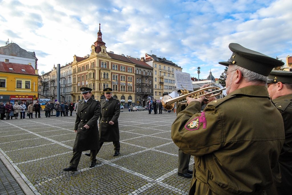 Plzeň uctila památku prvního československého prezidenta Tomáše Garrigua Masaryka, vzpomínkovým aktem si v pondělí odpoledne připomněla 166. výročí jeho narození. Zástupci Plzeňského kraje, města Plzně, Západočeské univerzity, policie i dalších subjektů položili věnce u Památníku národního osvobození na plzeňském náměstí pojmenovaném po tomto významném politikovi, pedagogovi a filozofovi. (foto: 7.3.2016)
