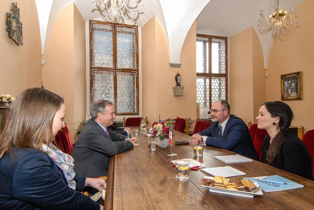 O možnostech vzájemné spolupráce v oblasti kultury, ale i na podnikatelské úrovni dnes v Plzni společně jednali primátor města Martin Zrzavecký a velvyslanec Mexika v České republice J. E. Pablo Macedo. (foto: 14.3.2016)