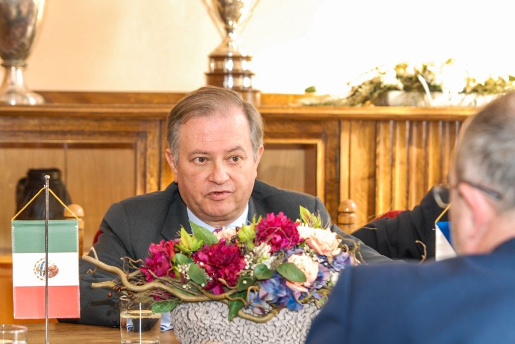 O možnostech vzájemné spolupráce v oblasti kultury, ale i na podnikatelské úrovni dnes v Plzni společně jednali primátor města Martin Zrzavecký a velvyslanec Mexika v České republice J. E. Pablo Macedo. (foto: 14.3.2016)