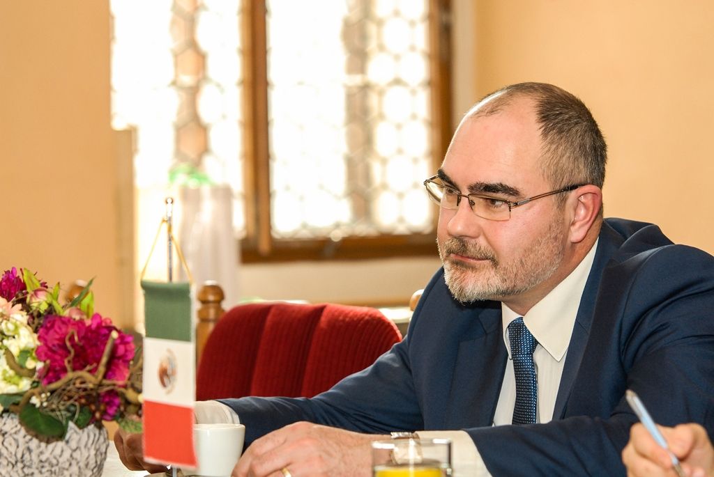 O možnostech vzájemné spolupráce v oblasti kultury, ale i na podnikatelské úrovni dnes v Plzni společně jednali primátor města Martin Zrzavecký a velvyslanec Mexika v České republice J. E. Pablo Macedo. (foto: 14.3.2016)