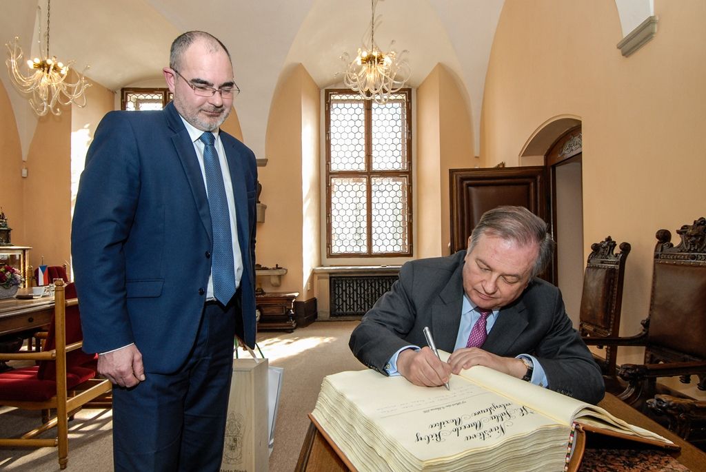 O možnostech vzájemné spolupráce v oblasti kultury, ale i na podnikatelské úrovni dnes v Plzni společně jednali primátor města Martin Zrzavecký a velvyslanec Mexika v České republice J. E. Pablo Macedo. (foto: 14.3.2016)