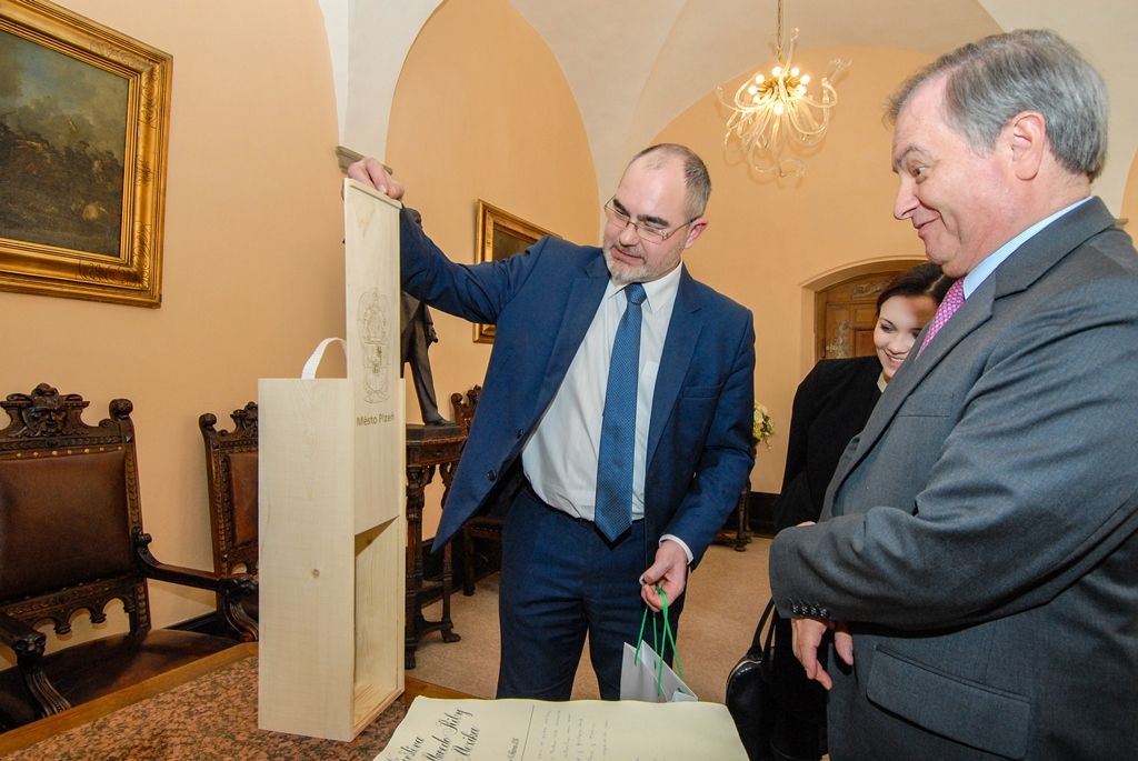 O možnostech vzájemné spolupráce v oblasti kultury, ale i na podnikatelské úrovni dnes v Plzni společně jednali primátor města Martin Zrzavecký a velvyslanec Mexika v České republice J. E. Pablo Macedo. (foto: 14.3.2016)