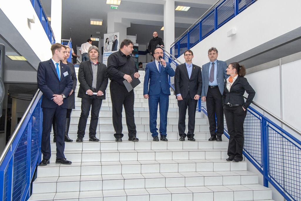 Rekordní počet firem se dnes účastní Veletrhu pracovních příležitostí při Západočeské univerzitě v Plzni, počtem vystavovatelů jde o největší akci svého druhu v České republice. Letošní 21. ročník se kromě elektrotechnické fakulty koná i v dalších budovách univerzitního kampusu. Veletrh je určen zejména současným a budoucím absolventům vysokých škol, cílem je navázat kontakt mezi studenty a personalisty českých a zahraničních firem. Výstavní program potrvá do 16 hodin, slavnostního zahájení se za město Plzeň zúčastnil ekonomický náměstek primátora Pavel Kotas. (foto: 16.3.2016)