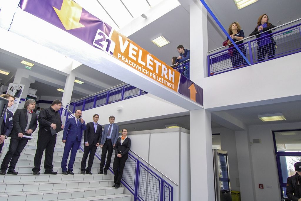 Rekordní počet firem se dnes účastní Veletrhu pracovních příležitostí při Západočeské univerzitě v Plzni, počtem vystavovatelů jde o největší akci svého druhu v České republice. Letošní 21. ročník se kromě elektrotechnické fakulty koná i v dalších budovách univerzitního kampusu. Veletrh je určen zejména současným a budoucím absolventům vysokých škol, cílem je navázat kontakt mezi studenty a personalisty českých a zahraničních firem. Výstavní program potrvá do 16 hodin, slavnostního zahájení se za město Plzeň zúčastnil ekonomický náměstek primátora Pavel Kotas. (foto: 16.3.2016)