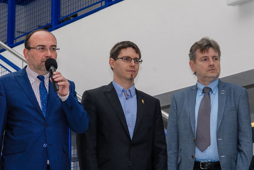Rekordní počet firem se dnes účastní Veletrhu pracovních příležitostí při Západočeské univerzitě v Plzni, počtem vystavovatelů jde o největší akci svého druhu v České republice. Letošní 21. ročník se kromě elektrotechnické fakulty koná i v dalších budovách univerzitního kampusu. Veletrh je určen zejména současným a budoucím absolventům vysokých škol, cílem je navázat kontakt mezi studenty a personalisty českých a zahraničních firem. Výstavní program potrvá do 16 hodin, slavnostního zahájení se za město Plzeň zúčastnil ekonomický náměstek primátora Pavel Kotas. (foto: 16.3.2016)
