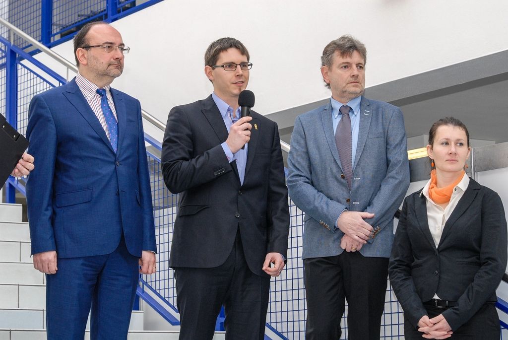 Rekordní počet firem se dnes účastní Veletrhu pracovních příležitostí při Západočeské univerzitě v Plzni, počtem vystavovatelů jde o největší akci svého druhu v České republice. Letošní 21. ročník se kromě elektrotechnické fakulty koná i v dalších budovách univerzitního kampusu. Veletrh je určen zejména současným a budoucím absolventům vysokých škol, cílem je navázat kontakt mezi studenty a personalisty českých a zahraničních firem. Výstavní program potrvá do 16 hodin, slavnostního zahájení se za město Plzeň zúčastnil ekonomický náměstek primátora Pavel Kotas. (foto: 16.3.2016)
