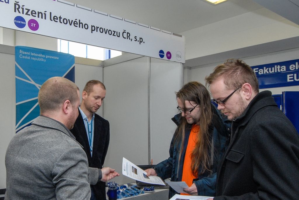 Rekordní počet firem se dnes účastní Veletrhu pracovních příležitostí při Západočeské univerzitě v Plzni, počtem vystavovatelů jde o největší akci svého druhu v České republice. Letošní 21. ročník se kromě elektrotechnické fakulty koná i v dalších budovách univerzitního kampusu. Veletrh je určen zejména současným a budoucím absolventům vysokých škol, cílem je navázat kontakt mezi studenty a personalisty českých a zahraničních firem. Výstavní program potrvá do 16 hodin, slavnostního zahájení se za město Plzeň zúčastnil ekonomický náměstek primátora Pavel Kotas. (foto: 16.3.2016)