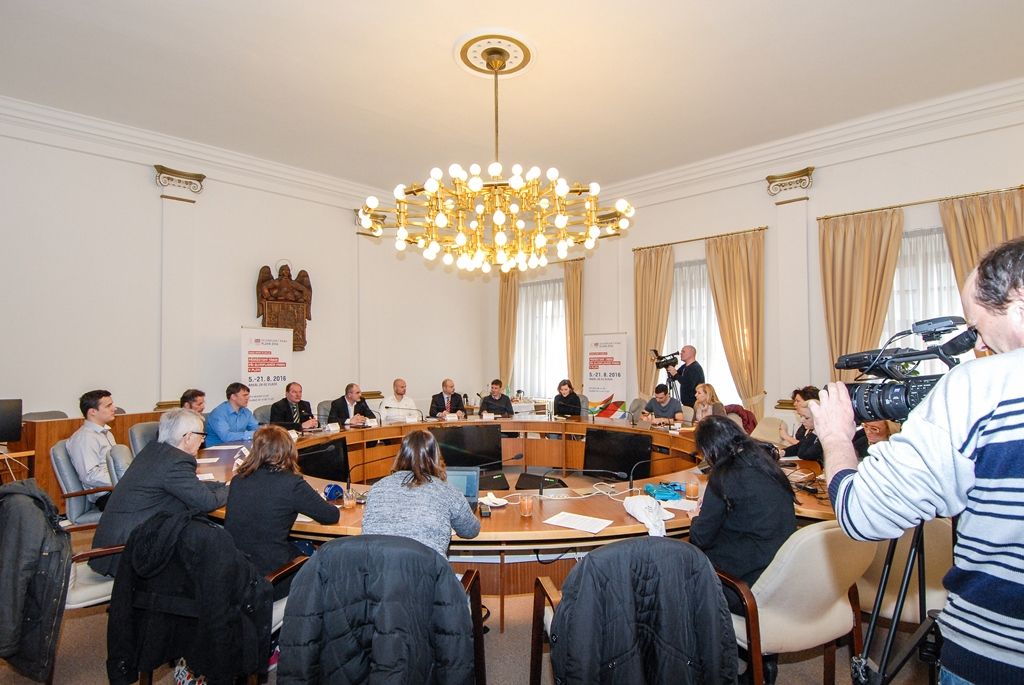 Naplno sportem bude žít během letní olympiády v brazilském Rio de Janeiro Plzeň. Jako jedno ze čtyř měst v České republice otevře svůj olympijský park, a to od 5. do 21. srpna. Areál s pódiem, velkoplošnými obrazovkami, zázemím pro občerstvení, odpočinek, ale i sekcemi pro aktivní sport vznikne za obchodním centrem Plaza. Návštěvníkům nabídne přenosy z Ria, závody, exhibice, koncerty, autogramiády a další. Kromě toho Plzeň zpřístupní řadu sportovišť, spustí unikátní štafetu i příměstské tábory a kempy pro několik stovek dětí i mladých lidí a také chystá vlastní zahajovací ceremoniál. (foto: 17.3.2016)