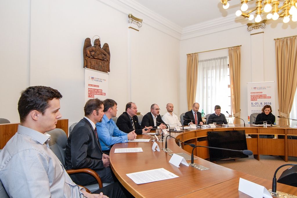 Naplno sportem bude žít během letní olympiády v brazilském Rio de Janeiro Plzeň. Jako jedno ze čtyř měst v České republice otevře svůj olympijský park, a to od 5. do 21. srpna. Areál s pódiem, velkoplošnými obrazovkami, zázemím pro občerstvení, odpočinek, ale i sekcemi pro aktivní sport vznikne za obchodním centrem Plaza. Návštěvníkům nabídne přenosy z Ria, závody, exhibice, koncerty, autogramiády a další. Kromě toho Plzeň zpřístupní řadu sportovišť, spustí unikátní štafetu i příměstské tábory a kempy pro několik stovek dětí i mladých lidí a také chystá vlastní zahajovací ceremoniál. (foto: 17.3.2016)