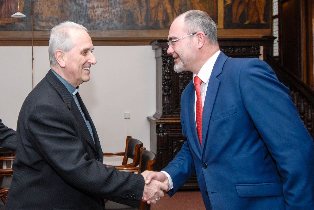 Město Plzeň bude mít příležitost prožít historickou událost, stane se jí svěcení nového biskupa Plzeňské diecéze Tomáše Holuba, které se uskuteční 30. dubna v katedrále sv. Bartoloměje. Zatímco v minulosti se na území západních Čech již odehrála například královská svatba, biskupské svěcení dosud nikoliv. Primátorovi města Martinu Zrzaveckému to při úterním oficiálním přijetí na radnici řekli končící biskup František Radkovský a jeho nástupce Tomáš Holub. „Bude pro mě velká čest být u této historické události,“ reagoval primátor. (foto: 22.3.2016)