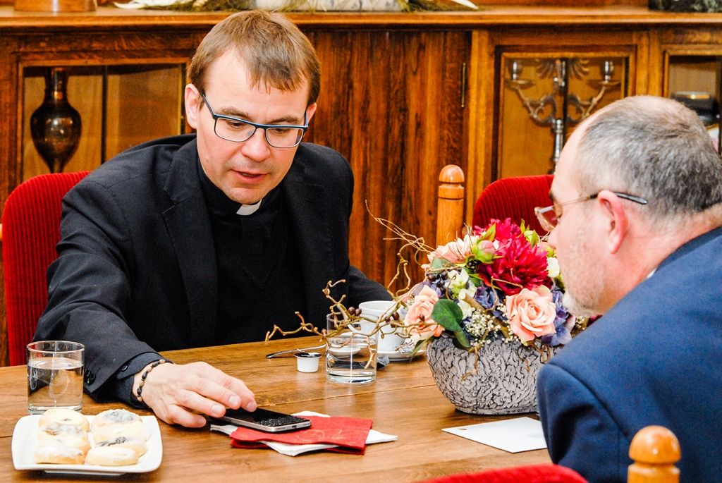 Město Plzeň bude mít příležitost prožít historickou událost, stane se jí svěcení nového biskupa Plzeňské diecéze Tomáše Holuba, které se uskuteční 30. dubna v katedrále sv. Bartoloměje. Zatímco v minulosti se na území západních Čech již odehrála například královská svatba, biskupské svěcení dosud nikoliv. Primátorovi města Martinu Zrzaveckému to při úterním oficiálním přijetí na radnici řekli končící biskup František Radkovský a jeho nástupce Tomáš Holub. „Bude pro mě velká čest být u této historické události,“ reagoval primátor. (foto: 22.3.2016)