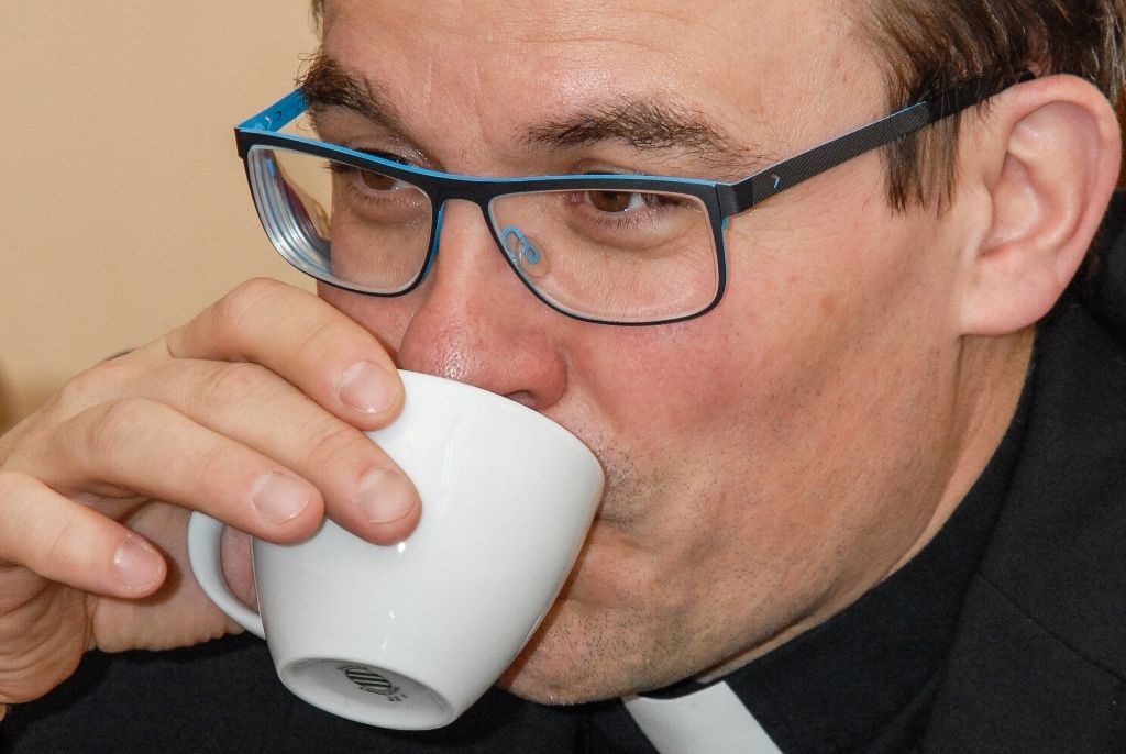 Město Plzeň bude mít příležitost prožít historickou událost, stane se jí svěcení nového biskupa Plzeňské diecéze Tomáše Holuba, které se uskuteční 30. dubna v katedrále sv. Bartoloměje. Zatímco v minulosti se na území západních Čech již odehrála například královská svatba, biskupské svěcení dosud nikoliv. Primátorovi města Martinu Zrzaveckému to při úterním oficiálním přijetí na radnici řekli končící biskup František Radkovský a jeho nástupce Tomáš Holub. „Bude pro mě velká čest být u této historické události,“ reagoval primátor. (foto: 22.3.2016)