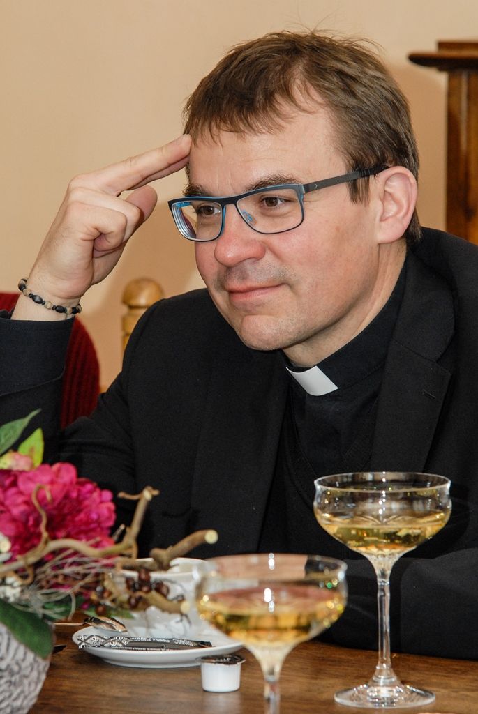 Město Plzeň bude mít příležitost prožít historickou událost, stane se jí svěcení nového biskupa Plzeňské diecéze Tomáše Holuba, které se uskuteční 30. dubna v katedrále sv. Bartoloměje. Zatímco v minulosti se na území západních Čech již odehrála například královská svatba, biskupské svěcení dosud nikoliv. Primátorovi města Martinu Zrzaveckému to při úterním oficiálním přijetí na radnici řekli končící biskup František Radkovský a jeho nástupce Tomáš Holub. „Bude pro mě velká čest být u této historické události,“ reagoval primátor. (foto: 22.3.2016)
