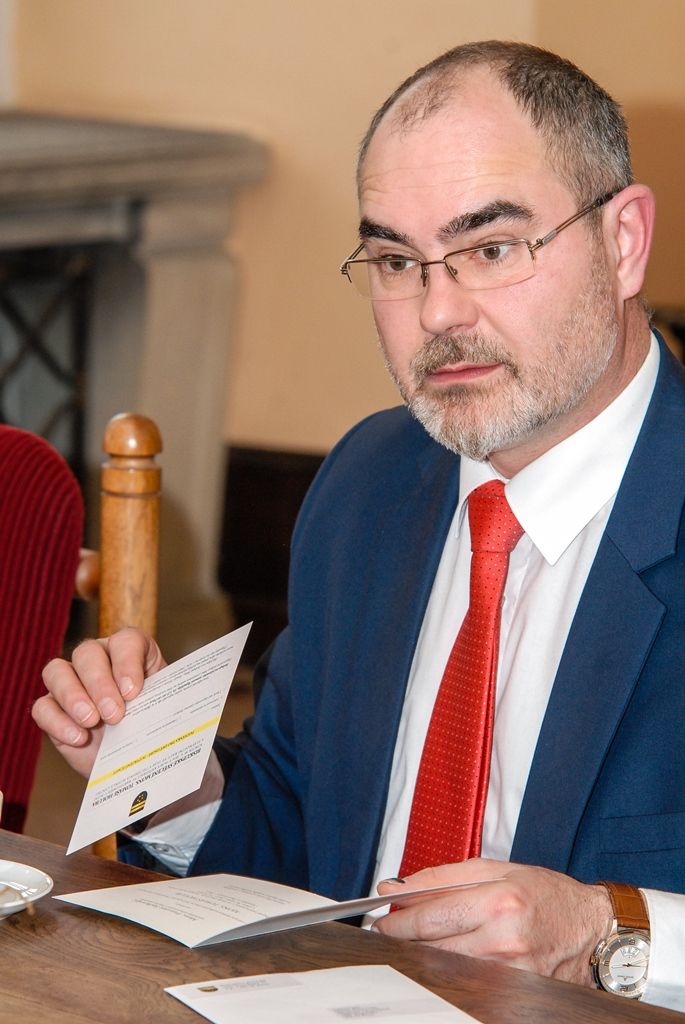 Město Plzeň bude mít příležitost prožít historickou událost, stane se jí svěcení nového biskupa Plzeňské diecéze Tomáše Holuba, které se uskuteční 30. dubna v katedrále sv. Bartoloměje. Zatímco v minulosti se na území západních Čech již odehrála například královská svatba, biskupské svěcení dosud nikoliv. Primátorovi města Martinu Zrzaveckému to při úterním oficiálním přijetí na radnici řekli končící biskup František Radkovský a jeho nástupce Tomáš Holub. „Bude pro mě velká čest být u této historické události,“ reagoval primátor. (foto: 22.3.2016)