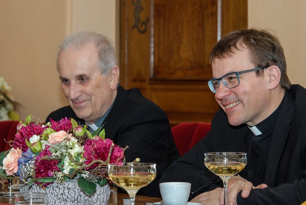 Město Plzeň bude mít příležitost prožít historickou událost, stane se jí svěcení nového biskupa Plzeňské diecéze Tomáše Holuba, které se uskuteční 30. dubna v katedrále sv. Bartoloměje. Zatímco v minulosti se na území západních Čech již odehrála například královská svatba, biskupské svěcení dosud nikoliv. Primátorovi města Martinu Zrzaveckému to při úterním oficiálním přijetí na radnici řekli končící biskup František Radkovský a jeho nástupce Tomáš Holub. „Bude pro mě velká čest být u této historické události,“ reagoval primátor. (foto: 22.3.2016)