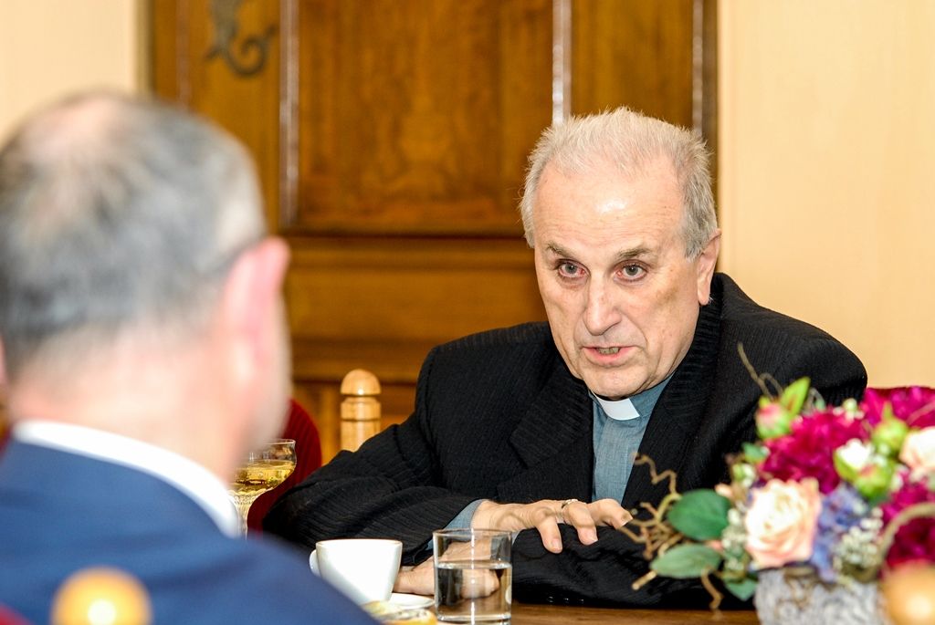 Město Plzeň bude mít příležitost prožít historickou událost, stane se jí svěcení nového biskupa Plzeňské diecéze Tomáše Holuba, které se uskuteční 30. dubna v katedrále sv. Bartoloměje. Zatímco v minulosti se na území západních Čech již odehrála například královská svatba, biskupské svěcení dosud nikoliv. Primátorovi města Martinu Zrzaveckému to při úterním oficiálním přijetí na radnici řekli končící biskup František Radkovský a jeho nástupce Tomáš Holub. „Bude pro mě velká čest být u této historické události,“ reagoval primátor. (foto: 22.3.2016)