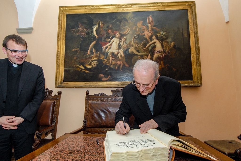 Město Plzeň bude mít příležitost prožít historickou událost, stane se jí svěcení nového biskupa Plzeňské diecéze Tomáše Holuba, které se uskuteční 30. dubna v katedrále sv. Bartoloměje. Zatímco v minulosti se na území západních Čech již odehrála například královská svatba, biskupské svěcení dosud nikoliv. Primátorovi města Martinu Zrzaveckému to při úterním oficiálním přijetí na radnici řekli končící biskup František Radkovský a jeho nástupce Tomáš Holub. „Bude pro mě velká čest být u této historické události,“ reagoval primátor. (foto: 22.3.2016)