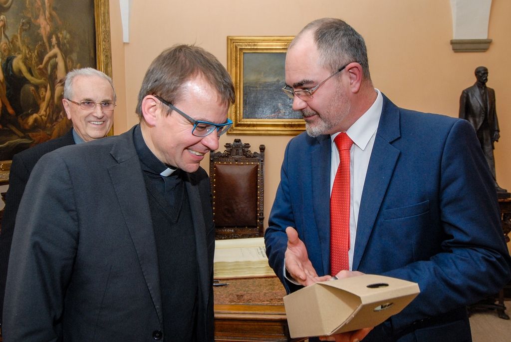 Město Plzeň bude mít příležitost prožít historickou událost, stane se jí svěcení nového biskupa Plzeňské diecéze Tomáše Holuba, které se uskuteční 30. dubna v katedrále sv. Bartoloměje. Zatímco v minulosti se na území západních Čech již odehrála například královská svatba, biskupské svěcení dosud nikoliv. Primátorovi města Martinu Zrzaveckému to při úterním oficiálním přijetí na radnici řekli končící biskup František Radkovský a jeho nástupce Tomáš Holub. „Bude pro mě velká čest být u této historické události,“ reagoval primátor. (foto: 22.3.2016)