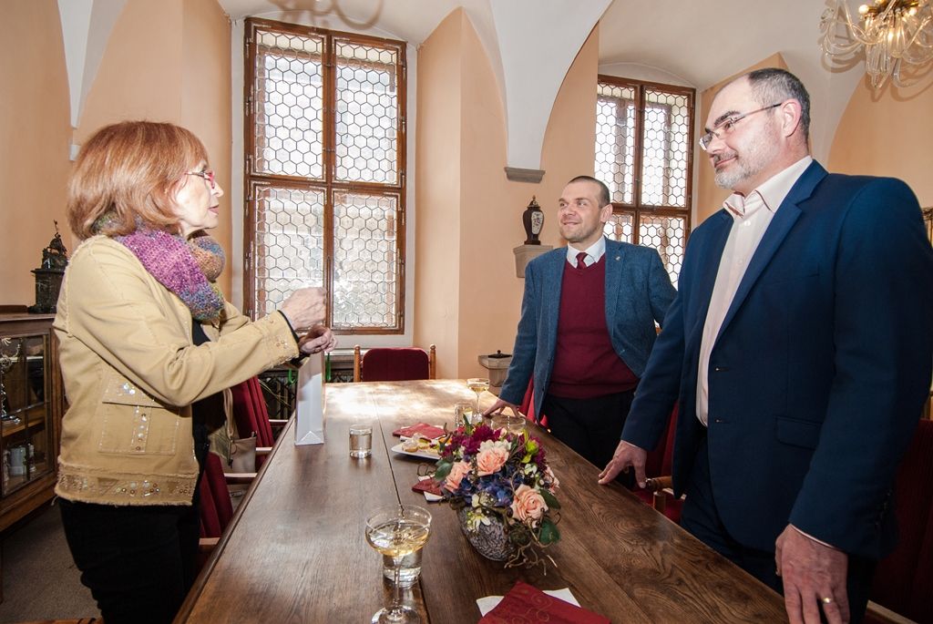 Členku činohry Divadla Josefa Kajetána Tyla v Plzni Moniku Švábovou přijal u příležitosti jejích 70. narozenin primátor města Martin Zrzavecký a první náměstek Martin Baxa. (foto: 24.3.2016)