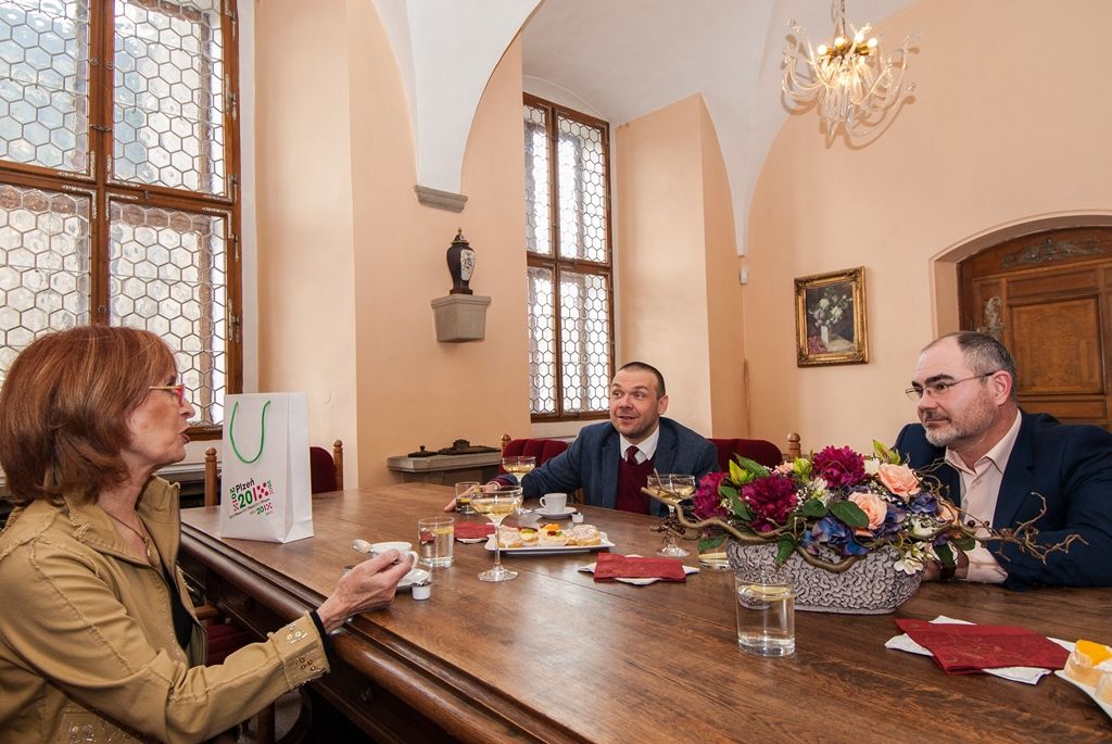 Členku činohry Divadla Josefa Kajetána Tyla v Plzni Moniku Švábovou přijal u příležitosti jejích 70. narozenin primátor města Martin Zrzavecký a první náměstek Martin Baxa. (foto: 24.3.2016)