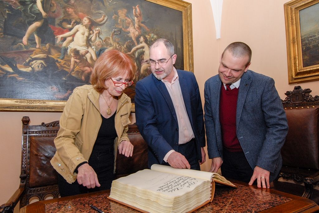 Členku činohry Divadla Josefa Kajetána Tyla v Plzni Moniku Švábovou přijal u příležitosti jejích 70. narozenin primátor města Martin Zrzavecký a první náměstek Martin Baxa. (foto: 24.3.2016)