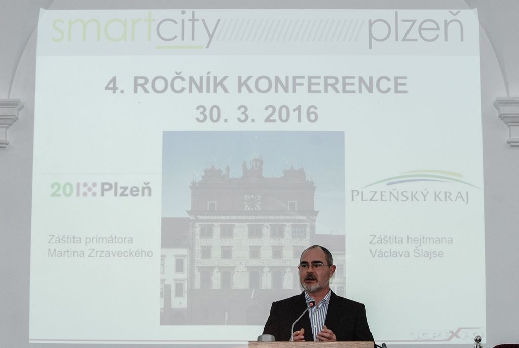 Digitalizace průmyslu a dopravy byla tématem 4. ročníku konference z cyklu Smart City. Ve sněmovním sále plzeňské radnice ji ve středu zahájil primátor města Martin Zrzavecký, pod jehož záštitou se konference konala. Za město Plzeň se jí zúčastnili také náměstci Pavel Kotas a Petr Náhlík. (foto: 30.3.2016)