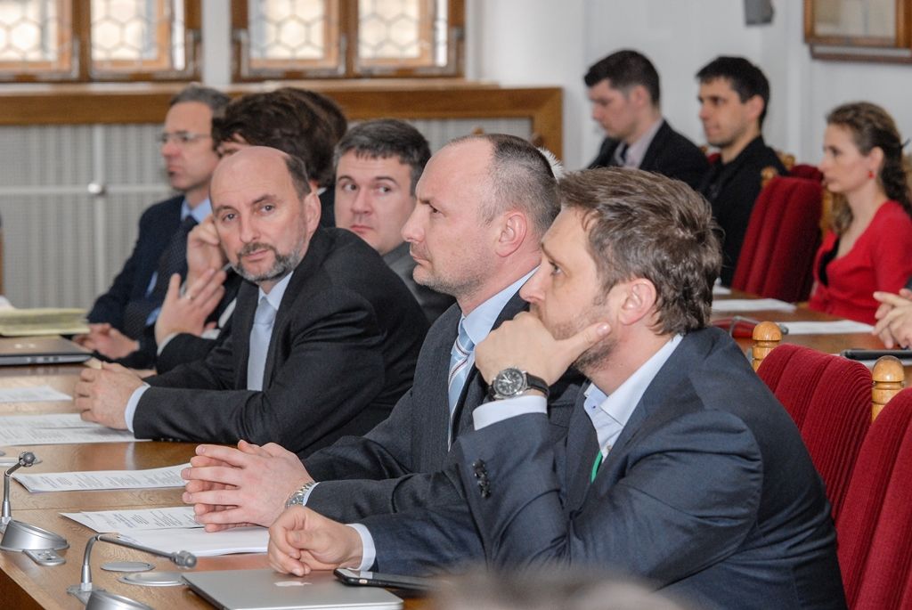 Digitalizace průmyslu a dopravy byla tématem 4. ročníku konference z cyklu Smart City. Ve sněmovním sále plzeňské radnice ji ve středu zahájil primátor města Martin Zrzavecký, pod jehož záštitou se konference konala. Za město Plzeň se jí zúčastnili také náměstci Pavel Kotas a Petr Náhlík. (foto: 30.3.2016)