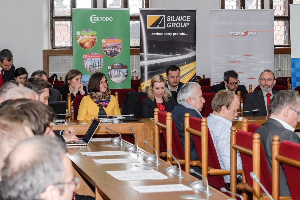 Digitalizace průmyslu a dopravy byla tématem 4. ročníku konference z cyklu Smart City. Ve sněmovním sále plzeňské radnice ji ve středu zahájil primátor města Martin Zrzavecký, pod jehož záštitou se konference konala. Za město Plzeň se jí zúčastnili také náměstci Pavel Kotas a Petr Náhlík. (foto: 30.3.2016)