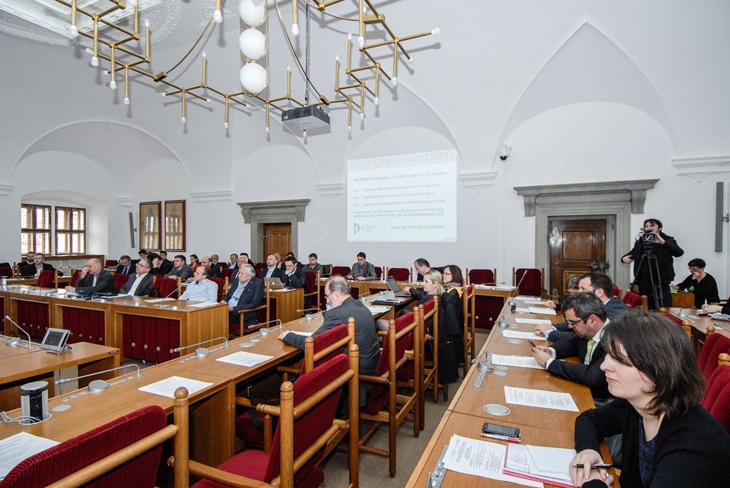 Digitalizace průmyslu a dopravy byla tématem 4. ročníku konference z cyklu Smart City. Ve sněmovním sále plzeňské radnice ji ve středu zahájil primátor města Martin Zrzavecký, pod jehož záštitou se konference konala. Za město Plzeň se jí zúčastnili také náměstci Pavel Kotas a Petr Náhlík. (foto: 30.3.2016)