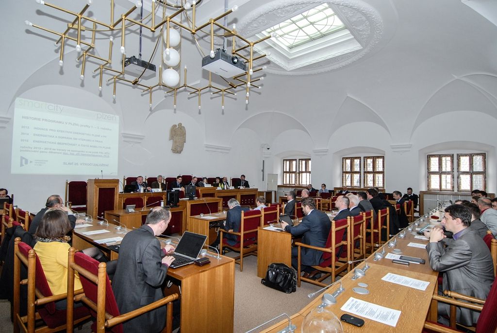 Digitalizace průmyslu a dopravy byla tématem 4. ročníku konference z cyklu Smart City. Ve sněmovním sále plzeňské radnice ji ve středu zahájil primátor města Martin Zrzavecký, pod jehož záštitou se konference konala. Za město Plzeň se jí zúčastnili také náměstci Pavel Kotas a Petr Náhlík. (foto: 30.3.2016)