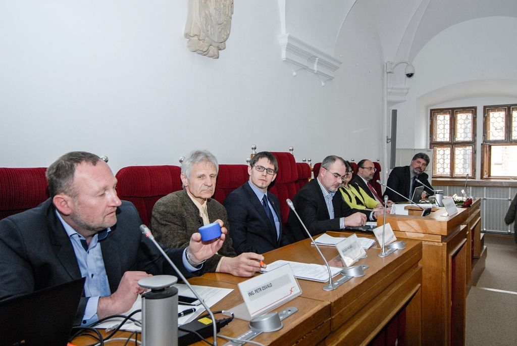 Digitalizace průmyslu a dopravy byla tématem 4. ročníku konference z cyklu Smart City. Ve sněmovním sále plzeňské radnice ji ve středu zahájil primátor města Martin Zrzavecký, pod jehož záštitou se konference konala. Za město Plzeň se jí zúčastnili také náměstci Pavel Kotas a Petr Náhlík. (foto: 30.3.2016)