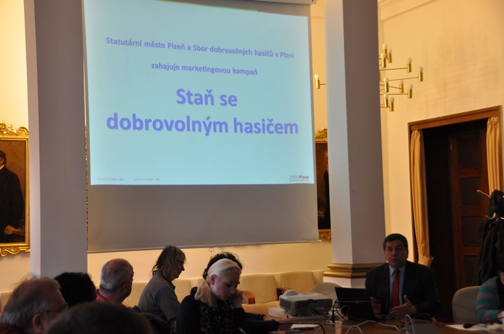 Město Plzeň spustilo rozsáhlou kampaň, která má pomoci doplnit stavy jednotek sboru dobrovolných hasičů. Ti postupně stárnou, přičemž nových členů nepřibývá tolik, kolik je třeba. Minimálně dvouletý projekt nazvaný Staň se dobrovolným hasičem proto primárně cílí na mladé lidi, různé akce ale nabídne i školákům a široké veřejnosti. Radnice i městské obvody se snaží zvyšovat atraktivitu členství u dobrovolných hasičů, postupně jim vylepšují zázemí, techniku a vybavení jednotek. V Plzni působí 16 jednotek dobrovolných hasičů, mají kolem 250 členů, šestice z nich se stala tváří celé kampaně. (foto: E. Kriegerová, 31.3.2016)