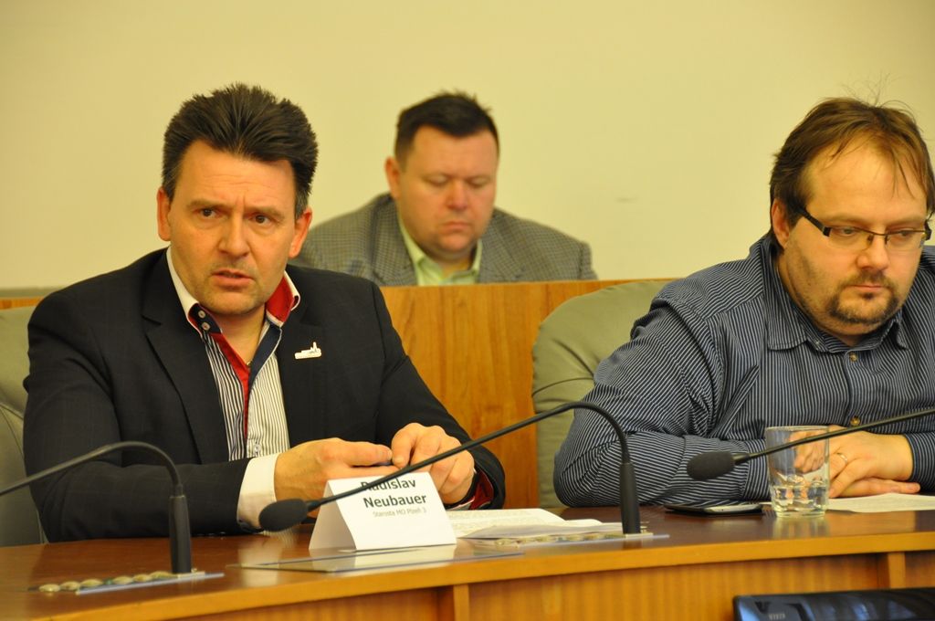 Město Plzeň spustilo rozsáhlou kampaň, která má pomoci doplnit stavy jednotek sboru dobrovolných hasičů. Ti postupně stárnou, přičemž nových členů nepřibývá tolik, kolik je třeba. Minimálně dvouletý projekt nazvaný Staň se dobrovolným hasičem proto primárně cílí na mladé lidi, různé akce ale nabídne i školákům a široké veřejnosti. Radnice i městské obvody se snaží zvyšovat atraktivitu členství u dobrovolných hasičů, postupně jim vylepšují zázemí, techniku a vybavení jednotek. V Plzni působí 16 jednotek dobrovolných hasičů, mají kolem 250 členů, šestice z nich se stala tváří celé kampaně. (foto: E. Kriegerová, 31.3.2016)