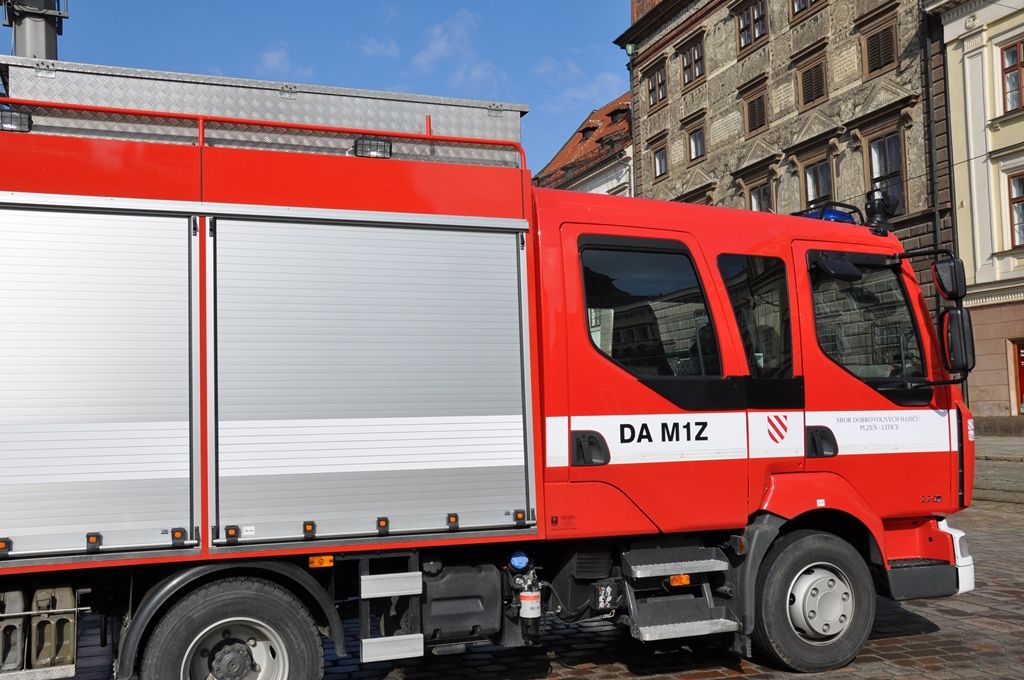 Město Plzeň spustilo rozsáhlou kampaň, která má pomoci doplnit stavy jednotek sboru dobrovolných hasičů. Ti postupně stárnou, přičemž nových členů nepřibývá tolik, kolik je třeba. Minimálně dvouletý projekt nazvaný Staň se dobrovolným hasičem proto primárně cílí na mladé lidi, různé akce ale nabídne i školákům a široké veřejnosti. Radnice i městské obvody se snaží zvyšovat atraktivitu členství u dobrovolných hasičů, postupně jim vylepšují zázemí, techniku a vybavení jednotek. V Plzni působí 16 jednotek dobrovolných hasičů, mají kolem 250 členů, šestice z nich se stala tváří celé kampaně. (foto: E. Kriegerová, 31.3.2016)