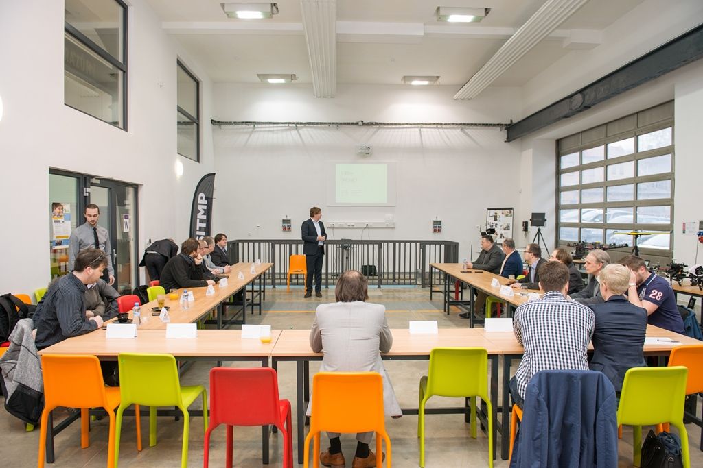 Představení bezpilotních letadel i svého nového Centra DRONET připravila pro zástupce Západočeské univerzity v Plzni Správa informačních technologií města Plzně. Tématem konference, která se uskutečnila dnes v Centru robotiky, byla i možná spolupráce s univerzitou v oblasti technického vzdělávání. Město Plzeň podporuje technické vzdělávání na úrovni volnočasových aktivit dětí, na úrovni svých základních škol, v případě středních škol se snaží studenty oslovovat formou projektů. (foto: 1.4.2016, O. Bouček)