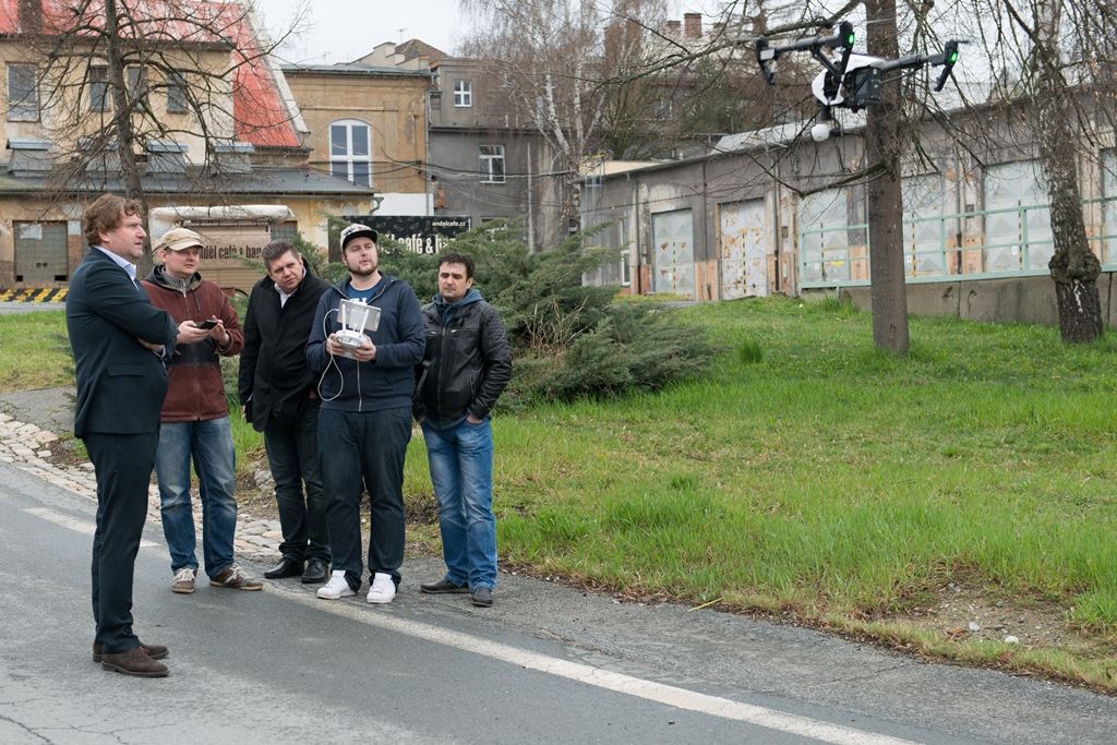 Představení bezpilotních letadel i svého nového Centra DRONET připravila pro zástupce Západočeské univerzity v Plzni Správa informačních technologií města Plzně. Tématem konference, která se uskutečnila dnes v Centru robotiky, byla i možná spolupráce s univerzitou v oblasti technického vzdělávání. Město Plzeň podporuje technické vzdělávání na úrovni volnočasových aktivit dětí, na úrovni svých základních škol, v případě středních škol se snaží studenty oslovovat formou projektů. (foto: 1.4.2016, O. Bouček)