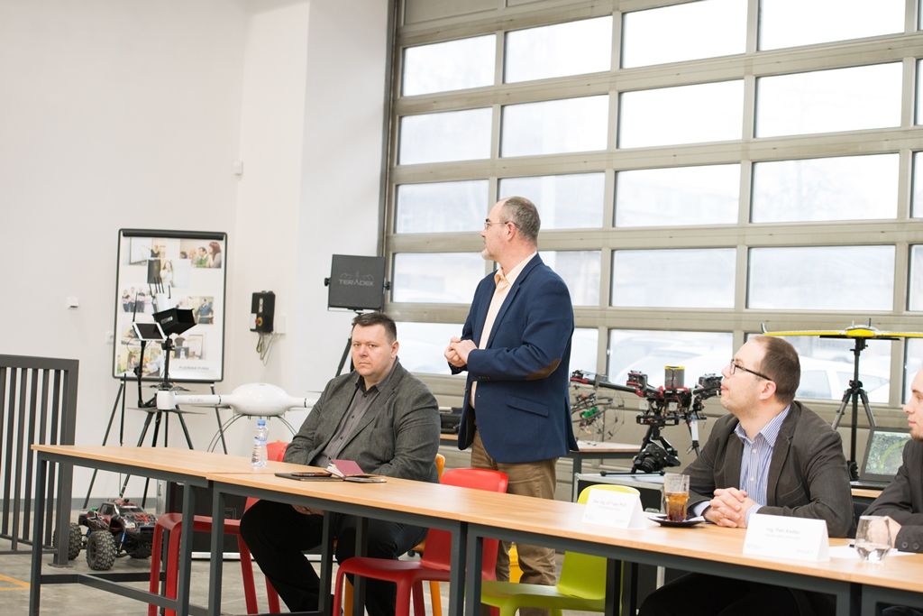 Představení bezpilotních letadel i svého nového Centra DRONET připravila pro zástupce Západočeské univerzity v Plzni Správa informačních technologií města Plzně. Tématem konference, která se uskutečnila dnes v Centru robotiky, byla i možná spolupráce s univerzitou v oblasti technického vzdělávání. Město Plzeň podporuje technické vzdělávání na úrovni volnočasových aktivit dětí, na úrovni svých základních škol, v případě středních škol se snaží studenty oslovovat formou projektů. (foto: 1.4.2016, O. Bouček)