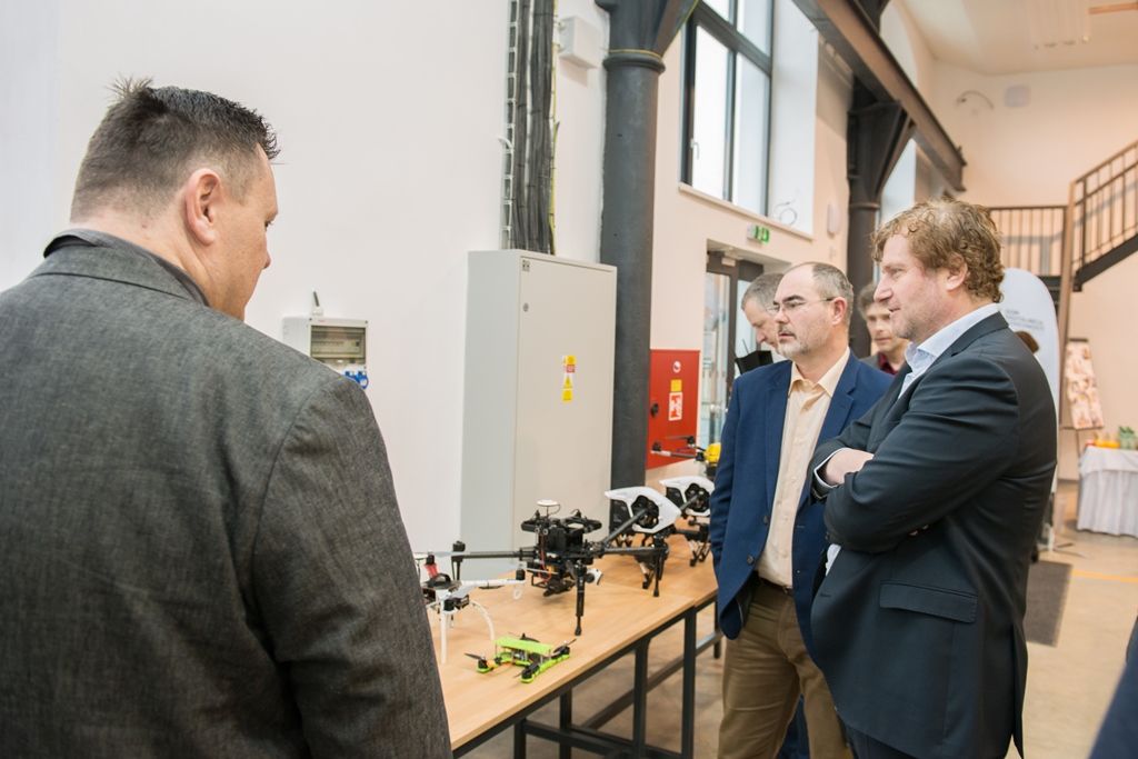 Představení bezpilotních letadel i svého nového Centra DRONET připravila pro zástupce Západočeské univerzity v Plzni Správa informačních technologií města Plzně. Tématem konference, která se uskutečnila dnes v Centru robotiky, byla i možná spolupráce s univerzitou v oblasti technického vzdělávání. Město Plzeň podporuje technické vzdělávání na úrovni volnočasových aktivit dětí, na úrovni svých základních škol, v případě středních škol se snaží studenty oslovovat formou projektů. (foto: 1.4.2016, O. Bouček)