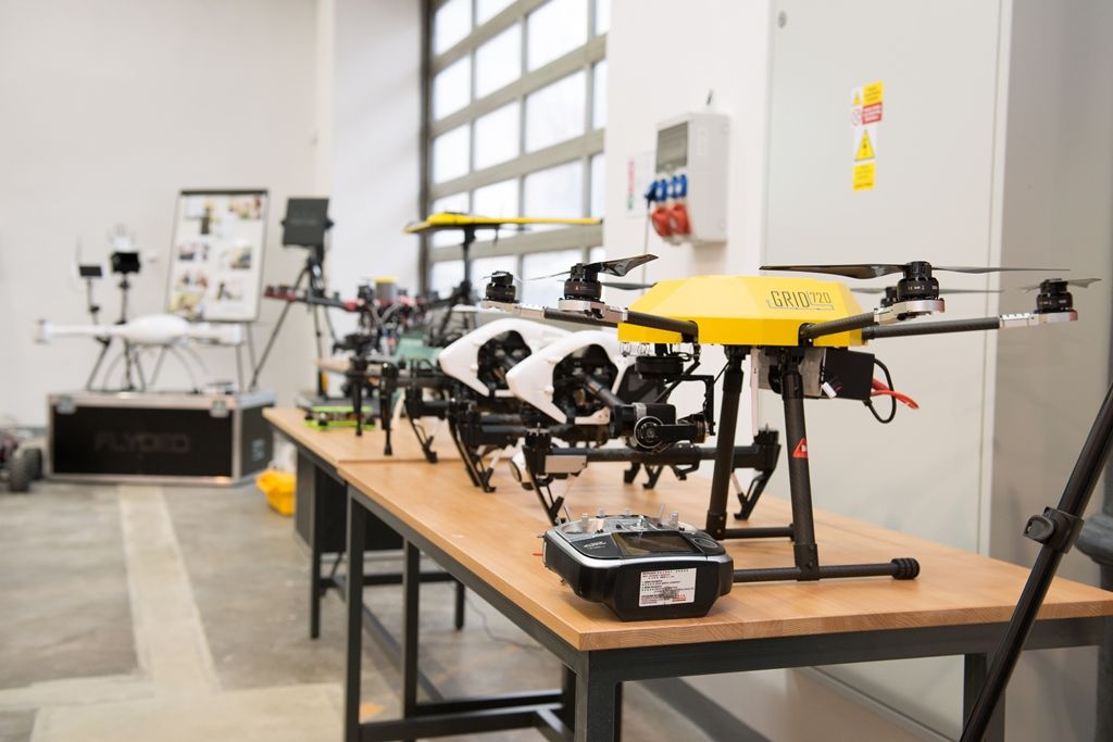 Představení bezpilotních letadel i svého nového Centra DRONET připravila pro zástupce Západočeské univerzity v Plzni Správa informačních technologií města Plzně. Tématem konference, která se uskutečnila dnes v Centru robotiky, byla i možná spolupráce s univerzitou v oblasti technického vzdělávání. Město Plzeň podporuje technické vzdělávání na úrovni volnočasových aktivit dětí, na úrovni svých základních škol, v případě středních škol se snaží studenty oslovovat formou projektů. (foto: 1.4.2016, O. Bouček)